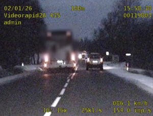 zdjęcie z videorejestratora widoczne są pojazdy na drodze