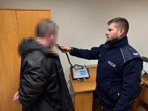 osoba badana alkomatem przez policjanta