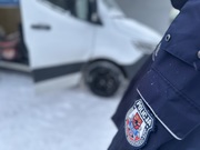 policjant w tle auto