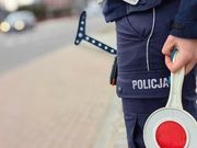 policjant trzyma w ręku tarcze