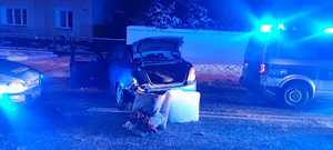 pojazd z otwartym bagażnikiem i radiowozy