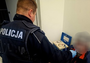 POLICJANT BADA MĘŻCZYZNĘ