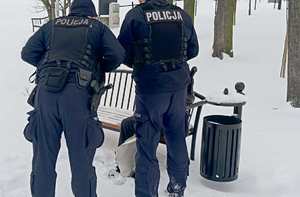 policjanci w parku