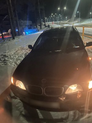czarne BMW stojące na poboczu drogi