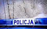 na dachu radiowozu sygnały świetlne z napisem policja