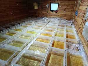 pomieszczenie z pojemnikami i substancją