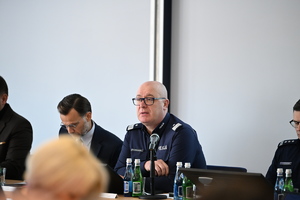 policjanci i zaproszeni goście na odprawiena odprawie