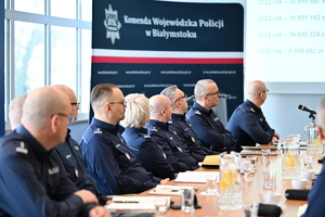 policjanci i zaproszeni goście na odprawiena odprawie