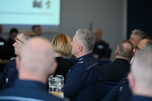 policjanci i zaproszeni goście na odprawiena odprawie