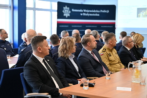 policjanci i zaproszeni goście na odprawiena odprawie