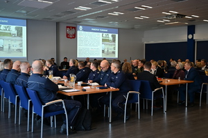 policjanci i zaproszeni goście na odprawiena odprawie