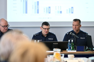 policjanci i zaproszeni goście na odprawiena odprawie