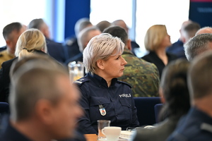 policjanci i zaproszeni goście na odprawiena odprawie