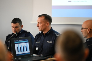 policjanci i zaproszeni goście na odprawiena odprawie