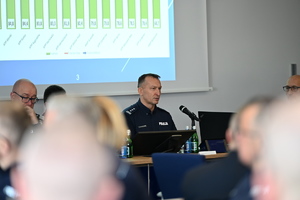 policjanci i zaproszeni goście na odprawiena odprawie