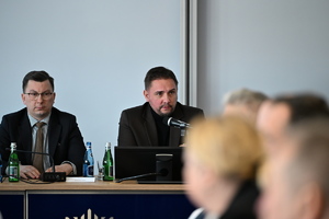 policjanci i zaproszeni goście na odprawiena odprawie