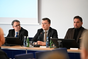 policjanci i zaproszeni goście na odprawiena odprawie