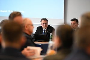 policjanci i zaproszeni goście na odprawiena odprawie