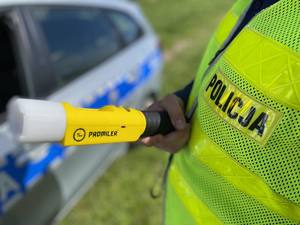 policjant z alkomatem