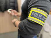 policjant nieumundurowany  naszywką na ramieniu z napisem policja