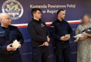 policjanci i kobieta trzymająca niemowlę