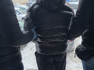 3 osoby w ciemnych kurtkach