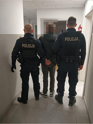 policjanci z zatrzymanym