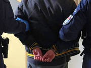 policjacni z zatryzmanym