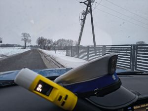 czapka policyjna i alkomat