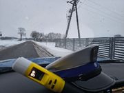 czapka policyjna i alkomat