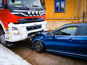 samochód osobowy, który wjechał w wóz strażacki