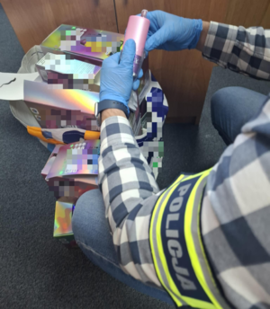 policjant w rękawicach trzymający w ręku e papierosa