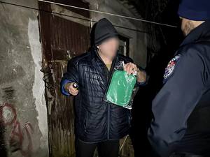 POLICJANCI SPRAWDZAJĄ BUDYNKI