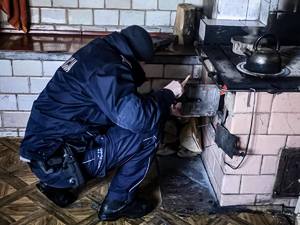 POLICJANCI SPRAWDZAJĄ BUDYNKI