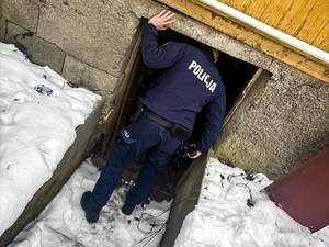 POLICJANCI SPRAWDZAJĄ BUDYNKI