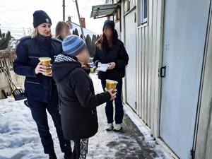 POLICJANCI SPRAWDZAJĄ BUDYNKI