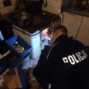 POLICJANCI SPRAWDZAJĄ BUDYNKI