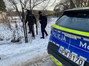policjanci kontrolują pustostany