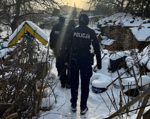 policjanci kontrolują pustostany