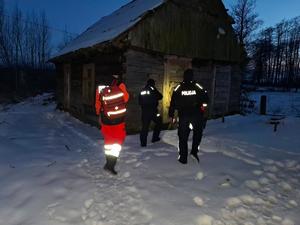 policjanci kontrolują pustostany