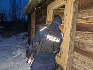 policjanci kontrolują pustostany