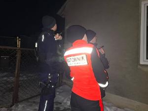 policjanci kontrolują pustostany