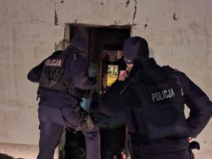 policjanci kontrolują pustostany