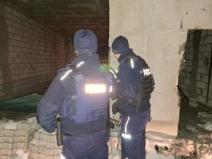 policjanci kontrolują pustostany