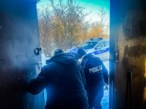 policjanci wychodzą z budynku