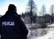 policjancy w tle łabędź w lodzie