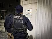 policjant stoi z mężczyzna pod budynkiem