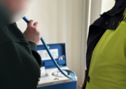 policjant bada trzeźwość mężczyzny