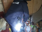 policjant wymienia butle