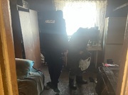 POLICJANT I MĘŻCZYZNA W POMIESZCZENIU